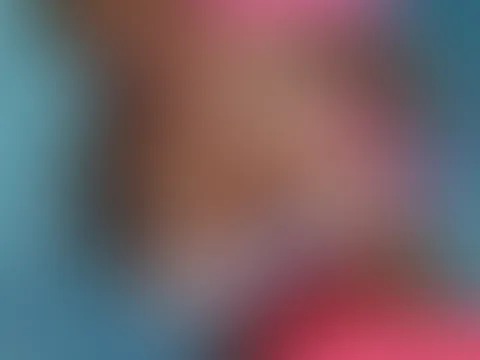 Wenn es so heiß wird ziehen wir uns am besten erstmal aus! Machst du mit? Nackt im Pool?