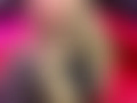 Manchmal reicht ein Blick⊠und ein Platz auf der Couch. đ Ein bisschen NĂ€he, ein bisschen Spannung und Gedanken, die vielleicht nur wir zwei verstehen.Komm ruhig nĂ€her⊠ich beiĂe nicht. đ„