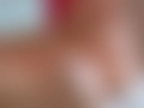 Worauf wartest du? 😏 Knie dich hinter mich… und nimm mich so, wie du es willst. Langsam. Mein Atem wird schneller. Deine Hände gleiten tiefer 🔥 Spürst du, wie mein Körper unter deiner Berüh