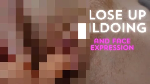 Nahaufnahme von Dildo-Masturbation und Gesichtsausdruck