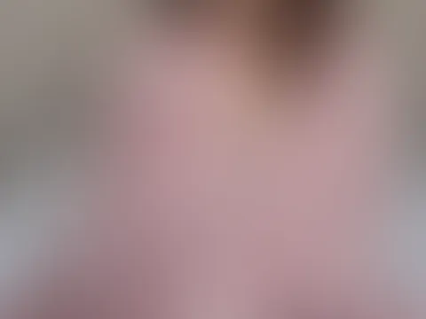 Wer bringt mir Kaffee ans Bett? ☕😏 Noch unter der Decke, ganz warm und faul, nackt… warte auf meinen braven Jungen, der mit heißem Kaffee angekrochen kommt und mich einfach küsst als Dank, dass ich i