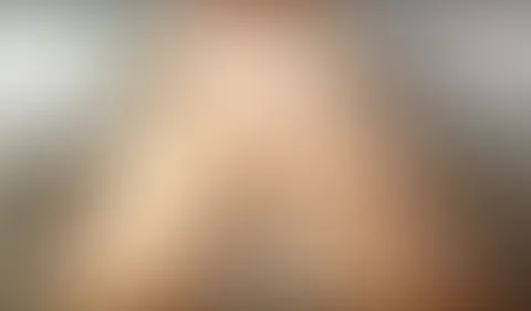 Frohes neues Jahr! 🥵Willst du mir auf meinen prallen Po klatschen? Und mich dann richtig geil nehmen? Willst du dann lieber in die P***y oder in den A***h?