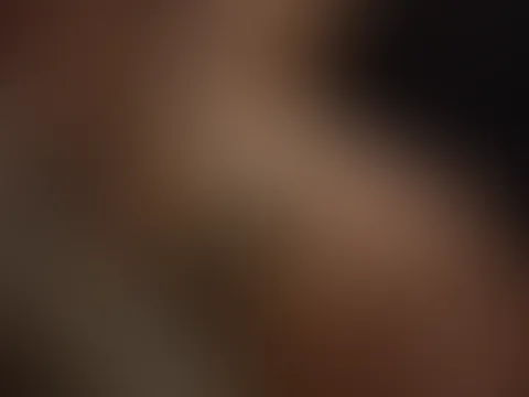 Leg dich zu mir auf die Couch und Seh mir dabei zu ,wie meine Hände meinen gesamten Körper streicheln und erkunden.