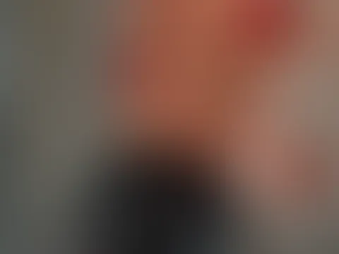 1min total versaut nur für dich!🥵 Mein roter Bh wird dich schon hart machen aber Untenrum hab ich meine extrem enge Lack Hotpants an!😵💫😍 Mein fetter A***h passt fast nicht rein wie man sehen kann