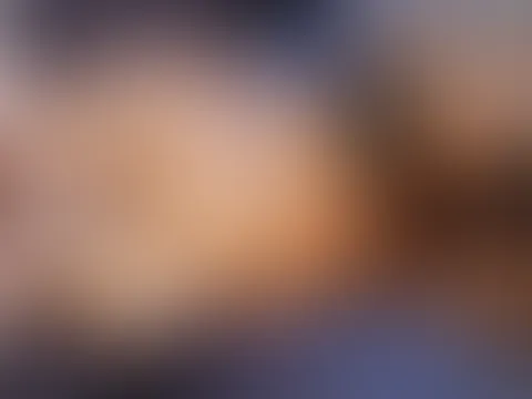 Auf der Couch und entspannen ❤️ Heute wurde es beim Fotografieren ein wenig… sagen wir mal… gefährlich. Mein Oberteil hat keinen Stand mehr gehalten 👀🔥