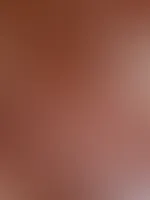 Ich trage weißes Dessous, aber unschuldig bin ich nicht. Meine Hängetitten drücken sich weich aus dem Spitzen-BH, meine Brustwarzen zeichnen sich durch den Stoff ab – groß, dunkel, hart. Mein A***h is