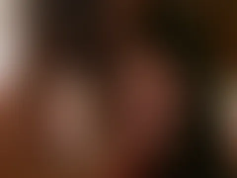 BIG BOSS - Spaß mit dem XXL Dildo 🔥 Zuerst blas ich dieses riesige Rohr ein wenig, dabei passt es kaum in mein kleines Maul rein. Dann lutsch ich eben weiter dran rum und peitsch mir das Teil so ri