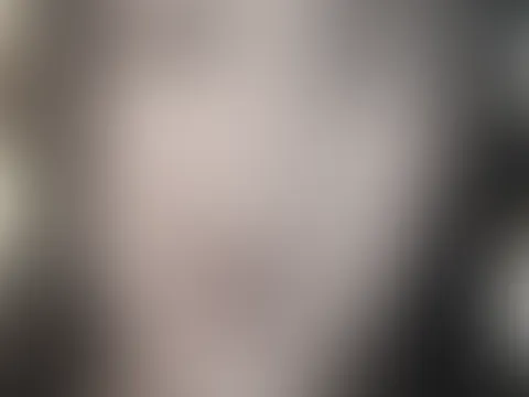 Ein belebender Schauer am Morgen — genau das Richtige 😏💦 Heißes Wasser rinnt über meinen Körper, Muskeln wachen auf, Gänsehaut überall… und die Gedanken schon total versaut 😈
