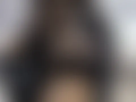 Ganz schön gefährlich, so nah am Fenster zu stehen, oder? 😱 Aber genau dieser Gedanke macht mich gerade so unglaublich an für jeden sichtbar zu sein, der zufällig hochschaut 👀. Stell dir vor, du ste
