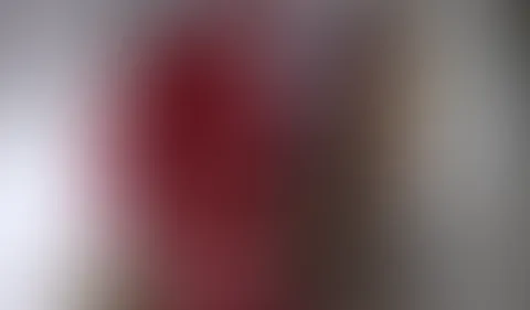 Mission: Nikolaus-F**k Verträumt bin ich dabei meine Weihnachtsgeschenke zu verpacken, da klopft doch tatsächlich der Nikolaus an der Tür. Und da war schnell klar; die Mission war mich geil vom Nikol
