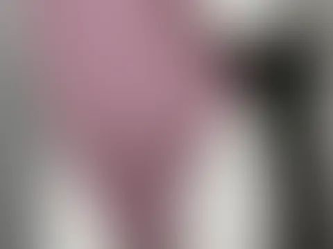 Steht mir Rot? 😈🔥 Schau: enges rotes Bodysuit umschmeichelt jede Kurve, Brust drückt gegen den Stoff, Nippel zeichnen sich ab, A***h bereit für alles 💦