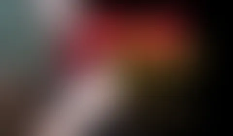 Suchst du fürs neue Jahr eine heiße Sekretärin, die frech denkt und genau weiß wie sie dich ablenkt... Sag mir, darf ich brav anfangen oder gleich unartig werden 🔥