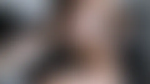 Guck mich an… ich warte darauf dass du kommst und mich nimmst. Drück mich runter und f**k mich hart und tief. Ich will