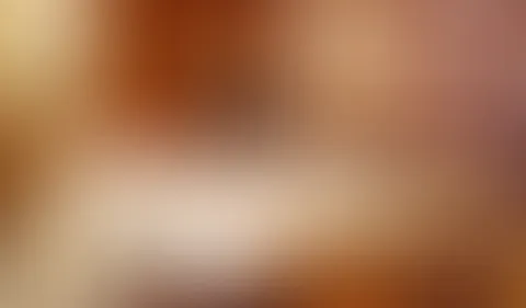 Die Sonne macht einen schon ganz geil muss ich sagen ... Ich sitze auf dem Bett im Hotelzimmer - zuerst in meinem Badeanzug - und fange an mich zu berühren. Doch das verlangen wird immer größer. Ich z