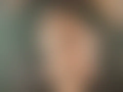 Komm her und schnür mich auf… meine Titten warten schon darauf, von dir ausgepackt und richtig durchgeknetet zu werden. Die Schnüre sind nur dafür da, dass du sie langsam oder mit einem Ruck aufmachst