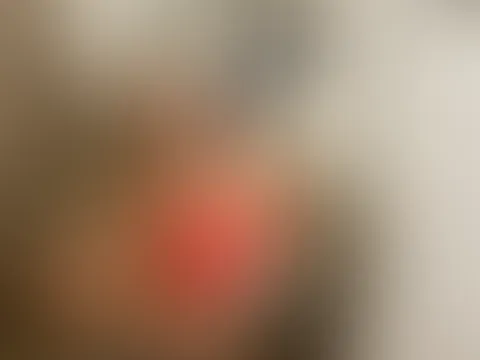 Ein kurzer Spiegelblick… und plötzlich wird es ein bisschen heißer hier. 😏Manchmal reicht ein Lächeln, ein paar Kurven und der richtige Moment, um die Fantasie anzuregen. 🔥Ich frage mich… woran denk