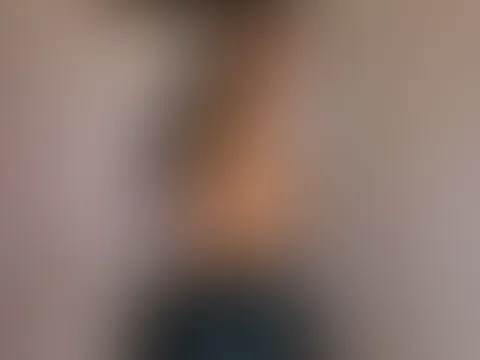 Willst du unters Röckchen gucken ?🖤