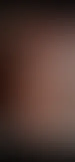Ich knie in doggy vor ihm, hart und bestimmt stößt er immer wieder in meinen engen a***h und dehnt mich🥵💦