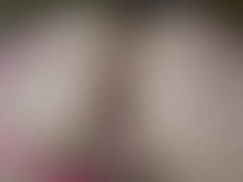Schau mir zu wie ich meinen Dildo in meiner geilen nassen M****i verschwinden lasse und es mir selber mache