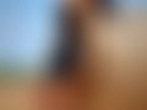 Verloren im Heu in einem viel zu kurzen Röckchen... 🌾😉 Kommt mich jemand suchen?.. 🤭😏🔥