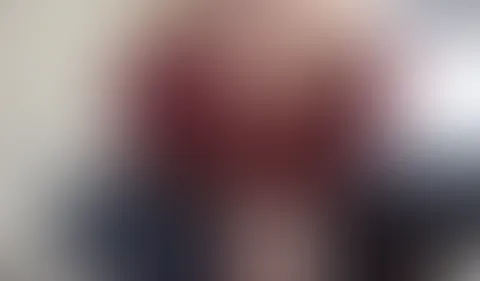 Hey du!  Meine Freunde und ich treffen uns ab und zu um Gesellschaftsspiele zu spielen. Mittendrin wurde ich plötzlich geil und wollte mich unbedingt #fingern ! Also habe ich gesagt, dass ich mal aufs