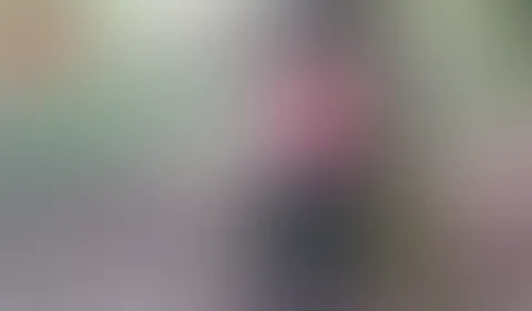 Pinkelpause während der Waldarbeit