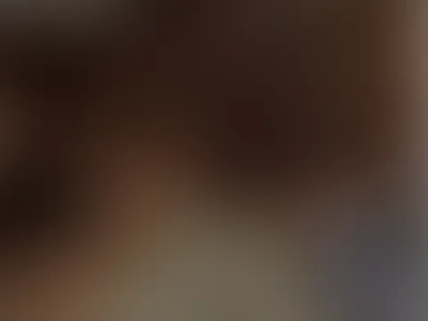 Guck wie ich meine Beine für dich spreize und mir nach und nach ein F****r mehr rein schiebe👅💦