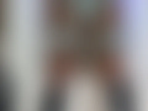 Heiße Brünette twerkt und tanzt vor der Kamera