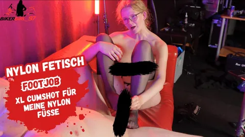 Nylon Footjob mit C*****t