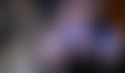Gefesselt und von F**kmaschine benutzt
