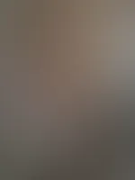 Ich lasse meine Fingerspitzen über deinen S*****z gleiten, bevor ich ihn fest umfasste. Mein Daumen streicht über deine Eichel, ich lecke den kleinen Tropfen Lust auf, der sich dort gesammelt hat. Dan