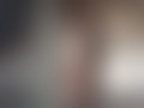 Ich stand Splitternackt - nur mit meinem Halsband und verführerischen roten Lippen - auf dem Dachboden an einem Balken gelehnt und die Arme nach oben 😜  Jeden Moment hätte jemand reinkommen können 😅