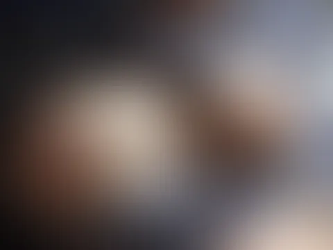 Das passiert wenn man zu fest schläft 🙈😅 eine brust ist ganz prall und die andere ganz weich. Hilfst du mir sie leer zu machen 😋