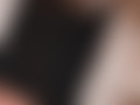 Mein erstes Video auf Fanseven 🥰 Ja, davon wird hier auf meinem Profil noch mehr folgen. Im Video ziehe ich im Liegen mein Oberteil ganz langsam runter, bis meine jungen Brüste komplett nackt zu sehe