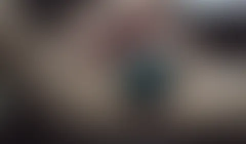 Selbstf**k mit Glasdildo im Auto auf der Rückbank
