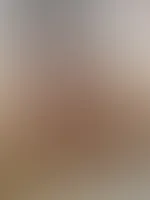 Ich lächle, und du vergisst, dass du eben noch diskutieren wolltest.
