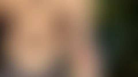 Während du mit einem Halsband um den Hals zu meinen Füßen kriechst, beginne ich meinen Morgen mit ein paar perfekten Dehnübungen und Yoga.