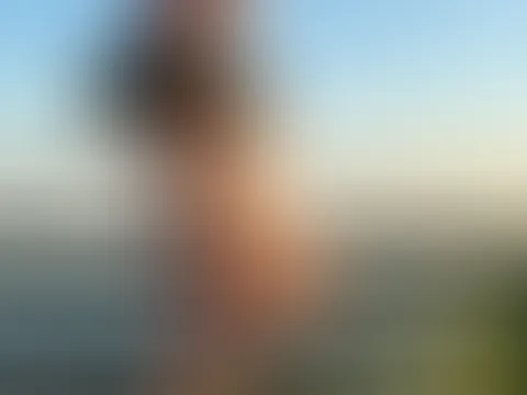 Sonne auf der Haut, Freiheit im Blick… ☀️ Manchmal braucht es nur diesen einen Moment, um alles andere zu vergessen… Aber das hier ist erst der Anfang 🔥 Traust du dich, mir zu schreiben und mehr zu e