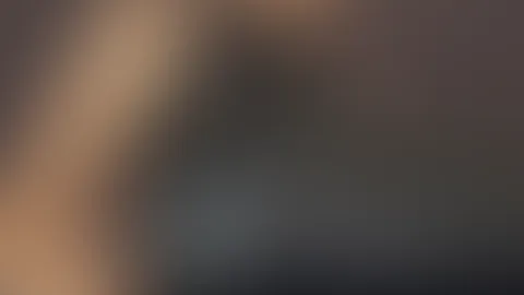 Mein riesiger Hintern glänzt in diesen Lederleggings… Siehst du, wie sich dein erbärmliches Gesicht darin spiegelt? 🖤