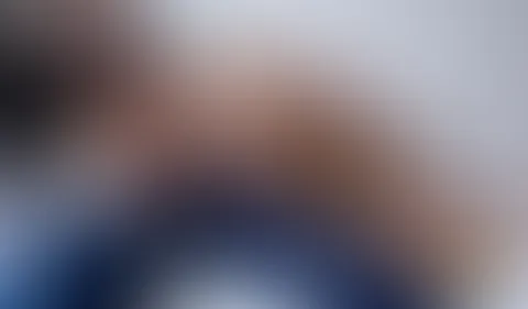 Extremer Arschf**k! Brünette mit großen Brüsten nimmt großen S*****z hart in den A***h!