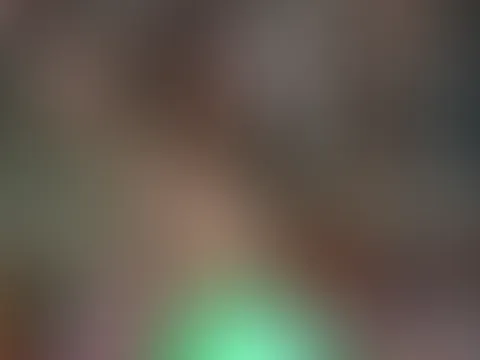 Splitternackt saß ich im Schneidersitz vor meinem Bücherregal. Nur das leuchtende Buch versteckt meine Scham - ansonsten ist alles zusehen 😅