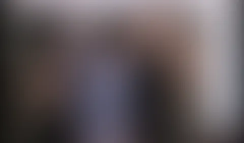 Nova und ich dürfen unsere dominante Seite ausleben und uns richtig gehen lassen. Das ist der perftekte Moment um eine unserer neuen Zwangsjacken an unserer Patientin auszuprobieren. Zumal bei dieser
