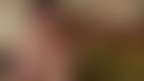 Nackt auf dem Sofa