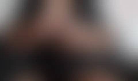 Dominante Schwanzbehandlung im Lackoutfit