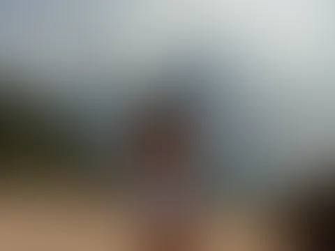 Magst du mir unter das Röckchen faßen? Ich wäre bereit dazu und auch online! Schreib mir und du bekommst ein Bildchen was ich drunter trage!