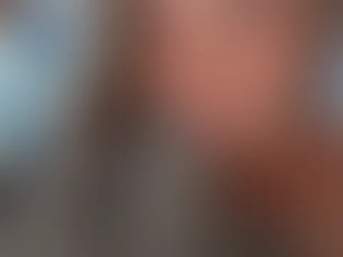 Noch halb im Schlaf, aber schon wieder ganz andere Dinge im Kopf… 💦  Die Laken sind noch warm. Ziemlich unfair, dass du nicht hier bist, um sie mit mir komplett zu zerwühlen, oder? 👅