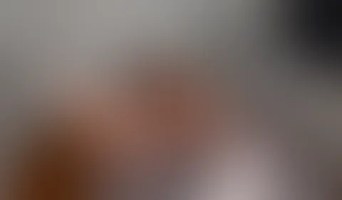 Susi Feucht aufgewacht 💦 Die Sonne küsste mich an dem Morgen wach, ich hatte gerade meine Augen auf, da überkam mich die Geilheit. Meine P***y war total feucht und erregt, ich nahm mir meine Dildos