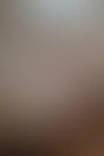 Hey du✌, auf diesem heißen Foto siehst du mich auf dem Stuhl, oben ohne😋 und ich knabbere an meinem Höschen😮