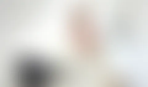 Dreist in´s Schlafzimmer gep**st. Wie jeden Morgen ist meine Blase zum platzen voll und ich muss echt dringend. Aber mein Typ hat alle Seelenruhe im Bad und es kümmert ihn mal so gar nicht, dass ich