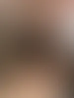Ups… mein Minirock ist wohl zu kurz, um brav zu bleiben 😏 Halterlose Stümpfe, gespreizte Beine und ein Blick, der dich um den Verstand bringt. Traust du dich, genauer hinzusehen?